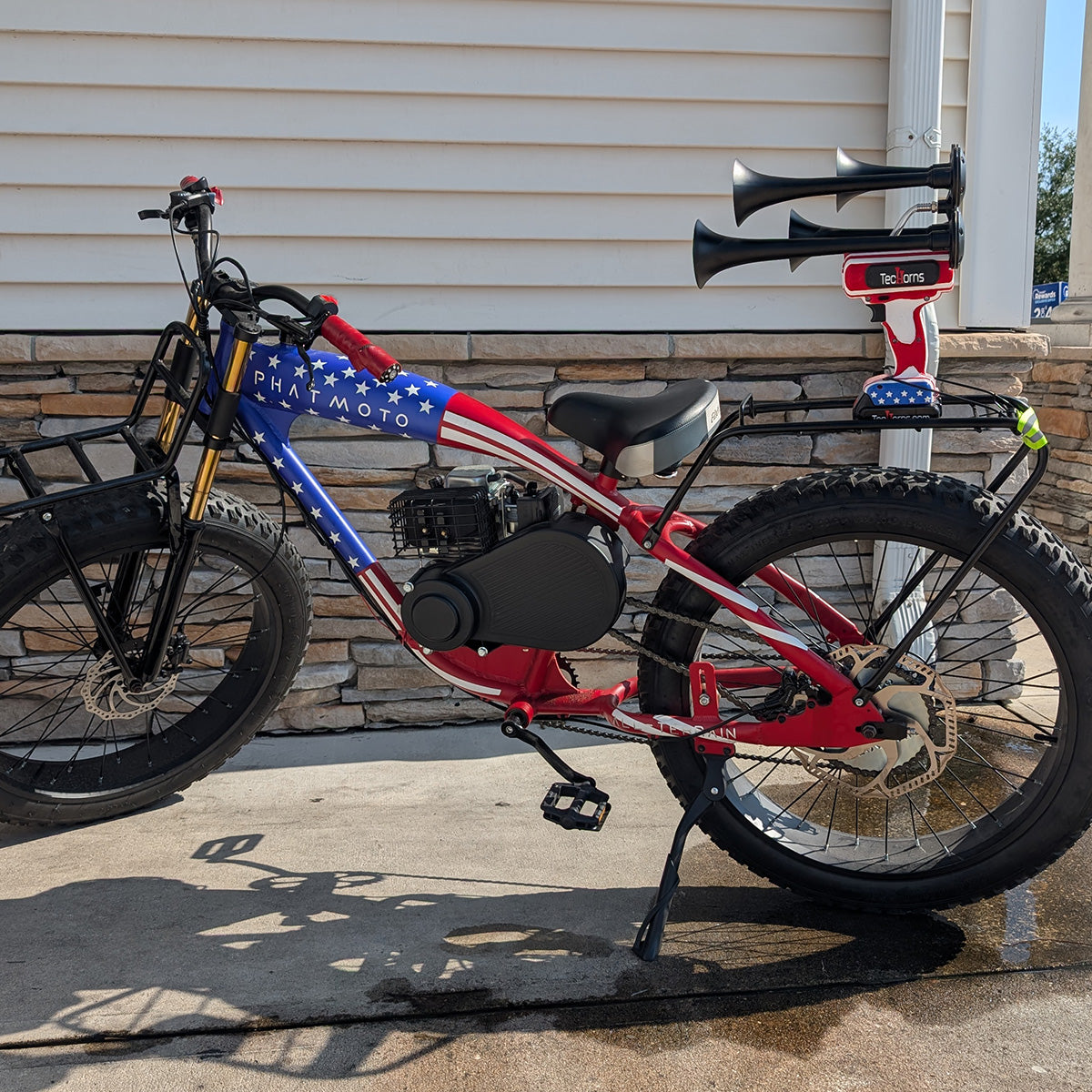 TecHorns ‘Merica 4-Horn – handheld train horn with 20 V lithium battery, mounted on the back of an e-bike with its red, white, and blue horns adding a bold patriotic touch